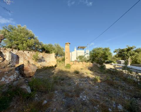 Belo terreno plano de 3.424 m² com projeto aprovado para a reconstrução de uma moradia térrea I 3 quartos I Piscina I Loulé