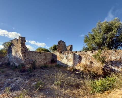 Belo terreno plano de 3.424 m² com projeto aprovado para a reconstrução de uma moradia térrea I 3 quartos I Piscina I Loulé