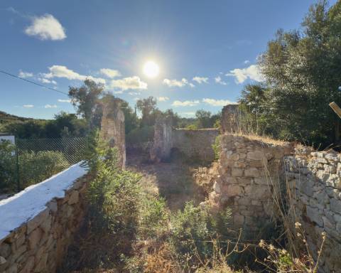 Belo terreno plano de 3.424 m² com projeto aprovado para a reconstrução de uma moradia térrea I 3 quartos I Piscina I Loulé