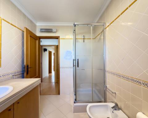 Casa com 3 quartos I 168 m2 I Jardim I Urbanização tranquila da Quinta dos Poços I Ferragudo