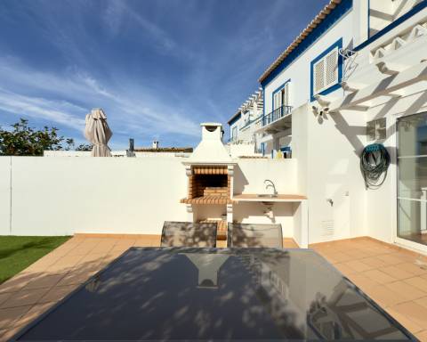Casa com 3 quartos I 168 m2 I Jardim I Urbanização tranquila da Quinta dos Poços I Ferragudo