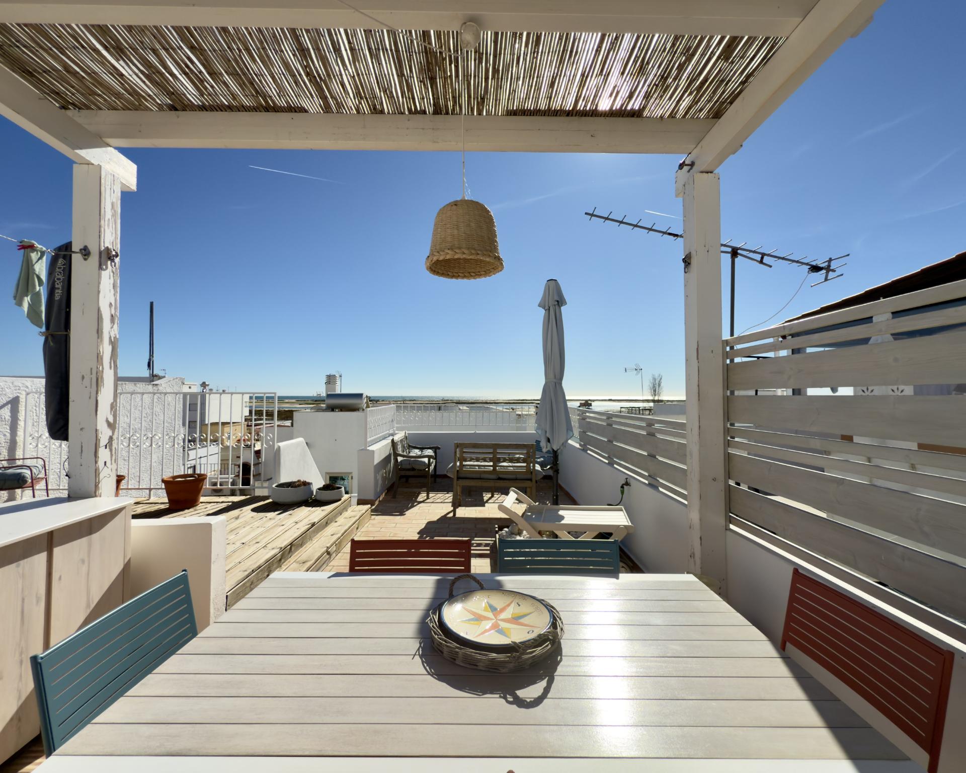 Charmosa casa tradicional I Totalmente renovada I 2 quartos I Ampla açoteia com vista panorâmica para o mar I Centro da vila da Fuseta