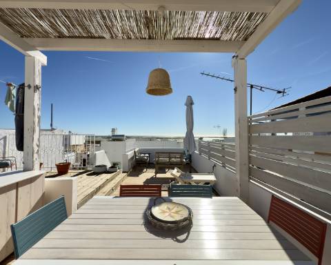 Charmosa casa tradicional I Totalmente renovada I 2 quartos I Ampla açoteia com vista panorâmica para o mar I Centro da vila da Fuseta