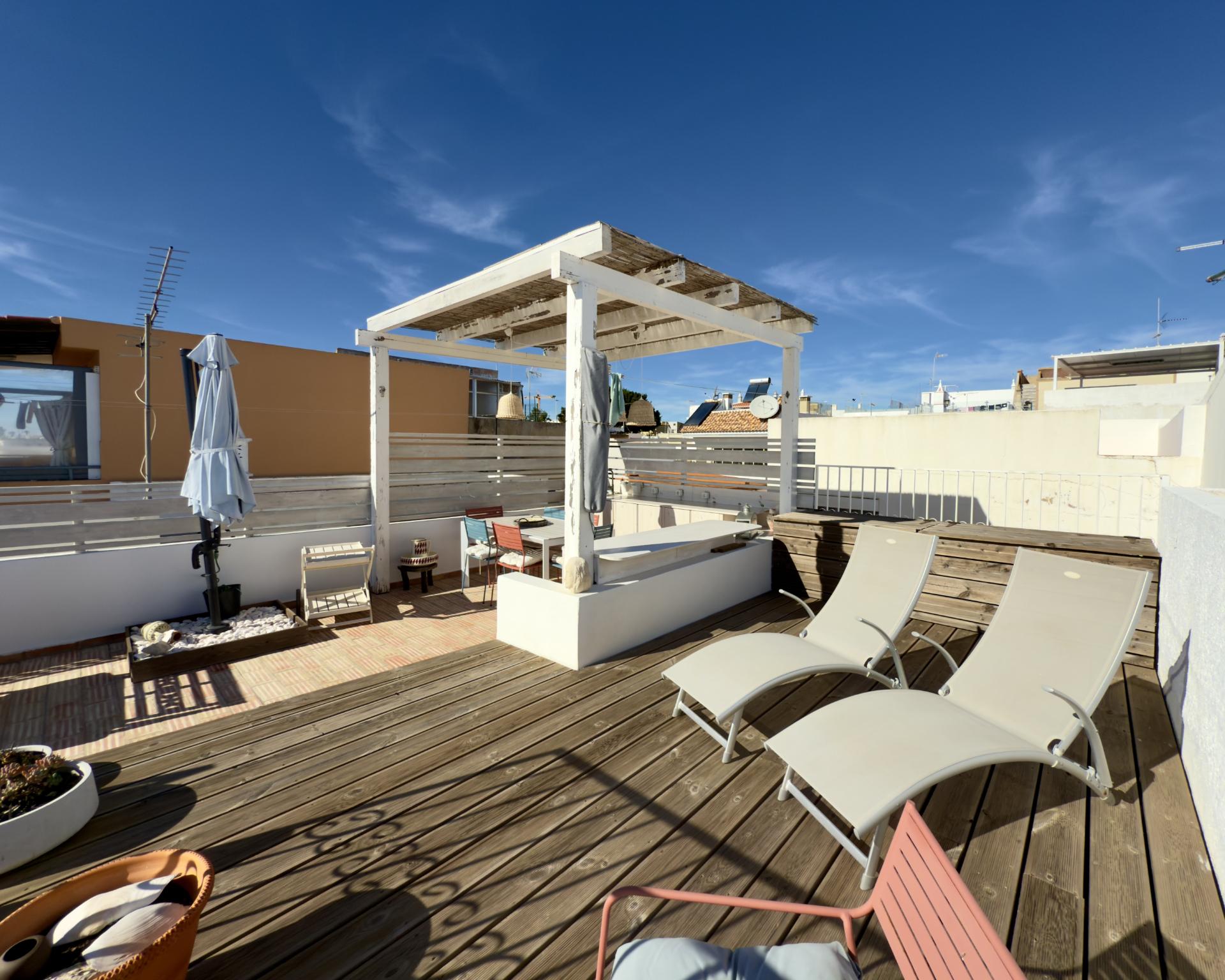 Charmosa casa tradicional I Totalmente renovada I 2 quartos I Ampla açoteia com vista panorâmica para o mar I Centro da vila da Fuseta