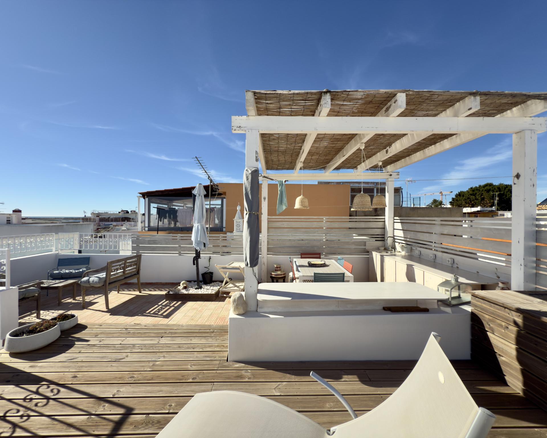 Charmosa casa tradicional I Totalmente renovada I 2 quartos I Ampla açoteia com vista panorâmica para o mar I Centro da vila da Fuseta