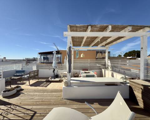 Charmosa casa tradicional I Totalmente renovada I 2 quartos I Ampla açoteia com vista panorâmica para o mar I Centro da vila da Fuseta