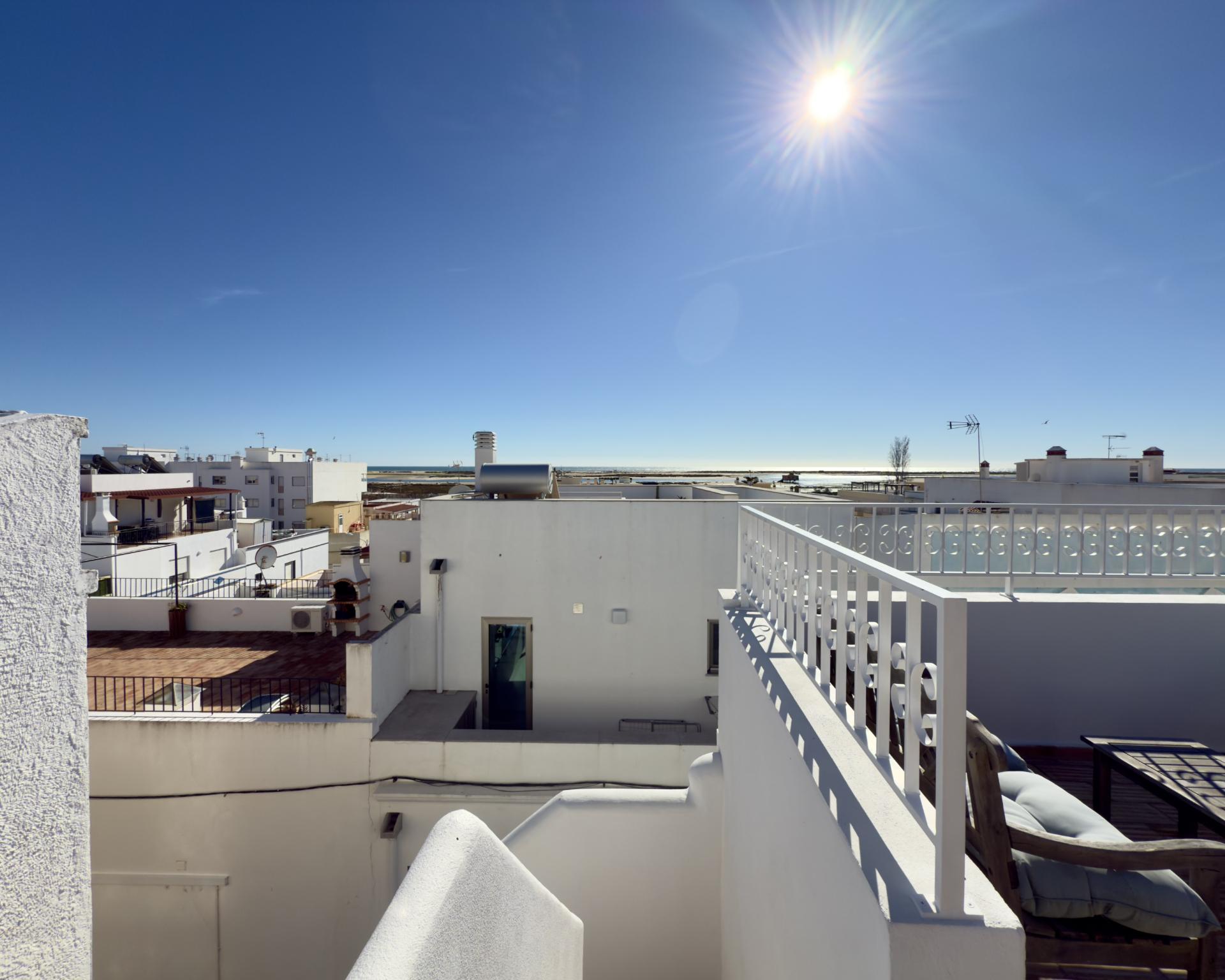 Charmosa casa tradicional I Totalmente renovada I 2 quartos I Ampla açoteia com vista panorâmica para o mar I Centro da vila da Fuseta
