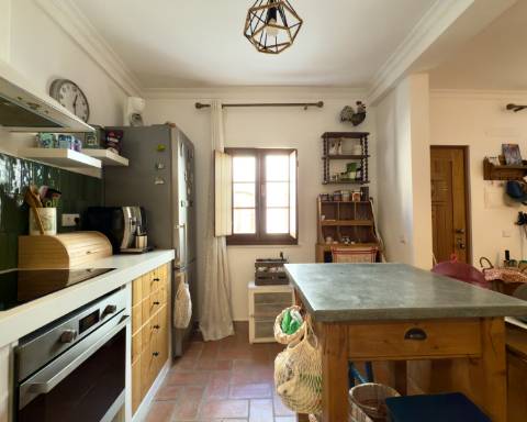 Charmosa casa tradicional I Totalmente renovada I 2 quartos I Ampla açoteia com vista panorâmica para o mar I Centro da vila da Fuseta