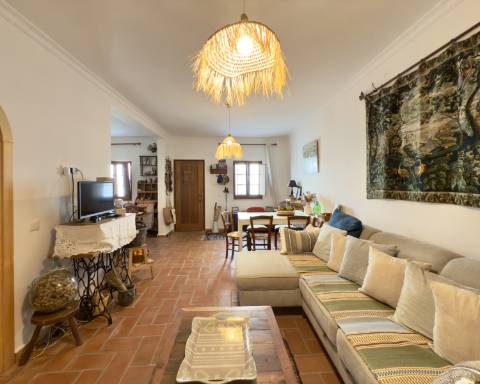 Charmosa casa tradicional I Totalmente renovada I 2 quartos I Ampla açoteia com vista panorâmica para o mar I Centro da vila da Fuseta