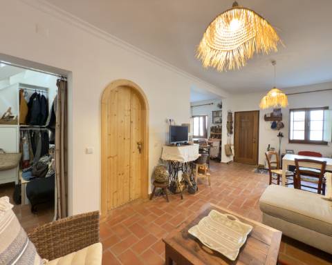 Charmosa casa tradicional I Totalmente renovada I 2 quartos I Ampla açoteia com vista panorâmica para o mar I Centro da vila da Fuseta