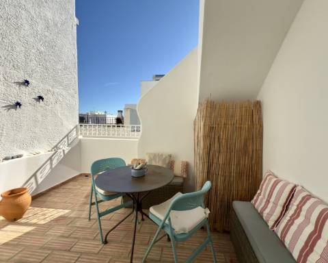 Charmosa casa tradicional I Totalmente renovada I 2 quartos I Ampla açoteia com vista panorâmica para o mar I Centro da vila da Fuseta