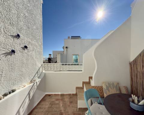 Charmosa casa tradicional I Totalmente renovada I 2 quartos I Ampla açoteia com vista panorâmica para o mar I Centro da vila da Fuseta