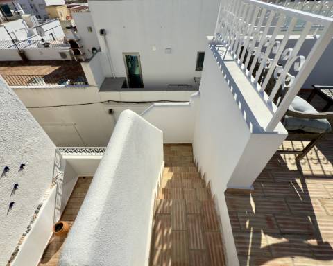 Charmosa casa tradicional I Totalmente renovada I 2 quartos I Ampla açoteia com vista panorâmica para o mar I Centro da vila da Fuseta