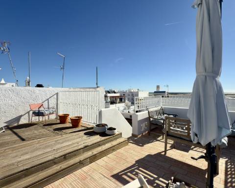 Charmosa casa tradicional I Totalmente renovada I 2 quartos I Ampla açoteia com vista panorâmica para o mar I Centro da vila da Fuseta