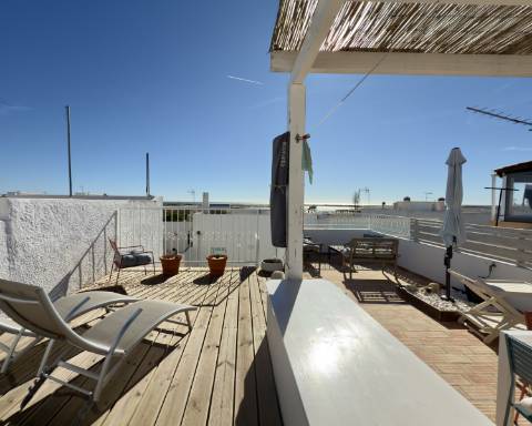 Charmosa casa tradicional I Totalmente renovada I 2 quartos I Ampla açoteia com vista panorâmica para o mar I Centro da vila da Fuseta