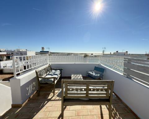 Charmosa casa tradicional I Totalmente renovada I 2 quartos I Ampla açoteia com vista panorâmica para o mar I Centro da vila da Fuseta