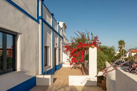 Quinta renovada com muito bom gosto com 3 quartos à alguns passos da praia