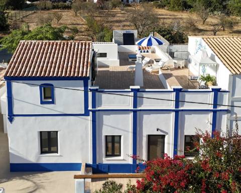 Quinta renovada com muito bom gosto com 3 quartos à alguns passos da praia