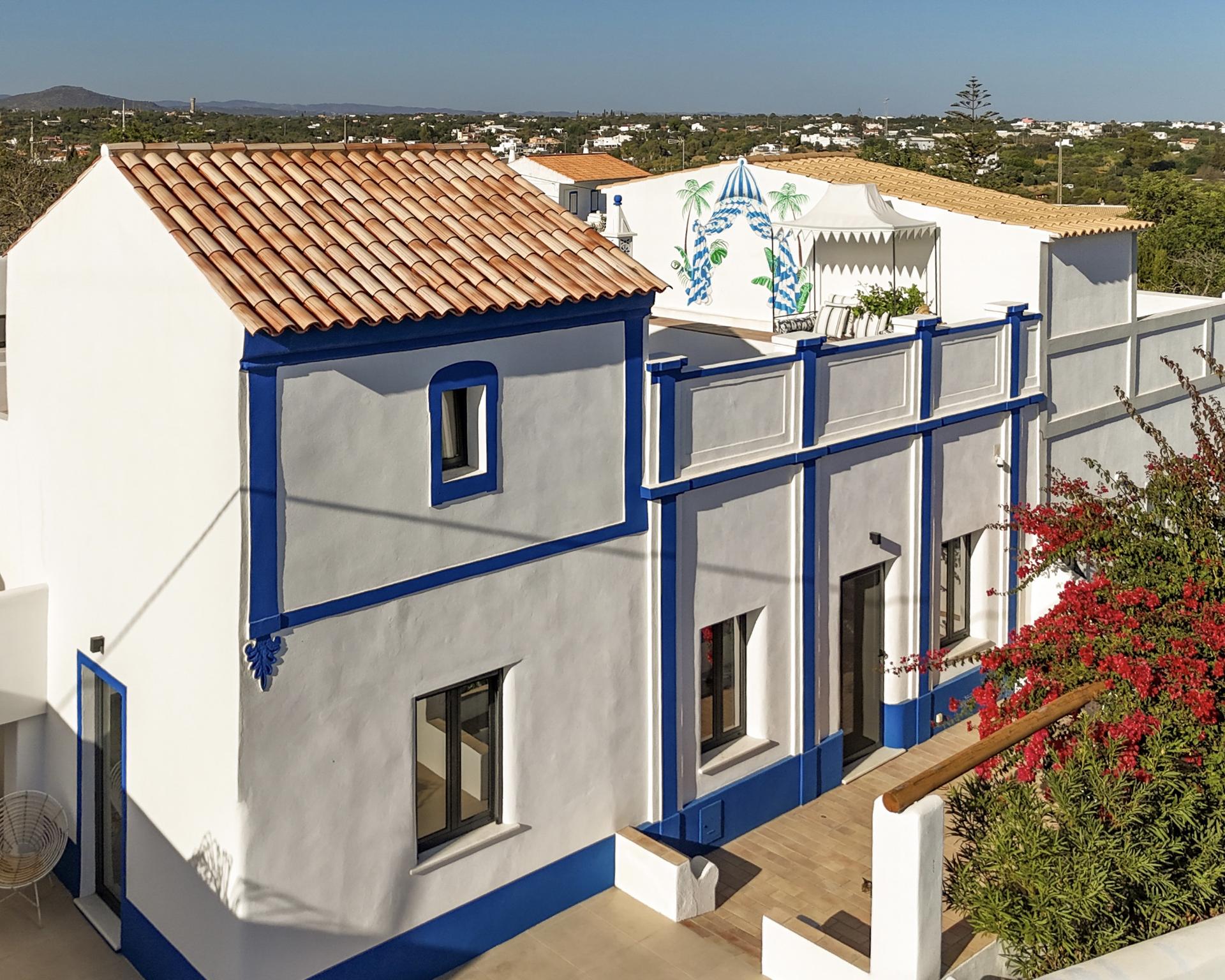 Quinta renovada com muito bom gosto com 3 quartos à alguns passos da praia