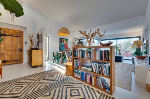 Quinta renovada com muito bom gosto com 3 quartos à alguns passos da praia