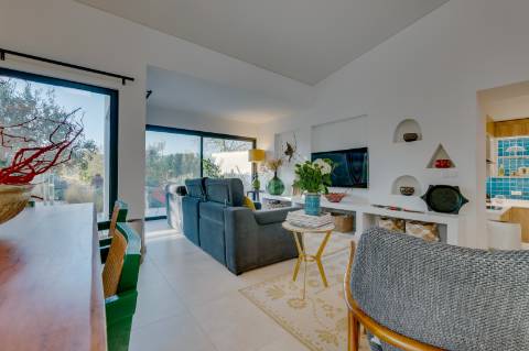 Quinta renovada com muito bom gosto com 3 quartos à alguns passos da praia