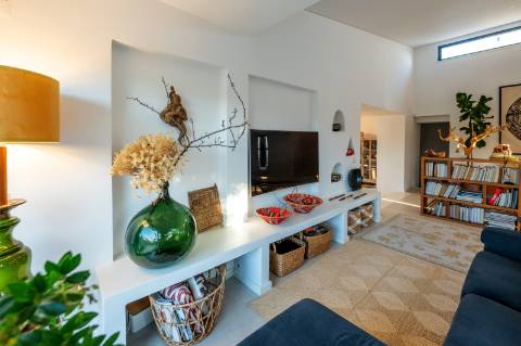 Quinta renovada com muito bom gosto com 3 quartos à alguns passos da praia