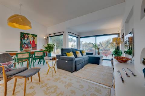 Quinta renovada com muito bom gosto com 3 quartos à alguns passos da praia