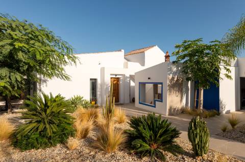 Quinta renovada com muito bom gosto com 3 quartos à alguns passos da praia