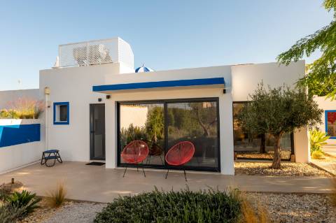 Quinta renovada com muito bom gosto com 3 quartos à alguns passos da praia