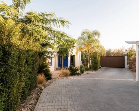 Quinta renovada com muito bom gosto com 3 quartos à alguns passos da praia