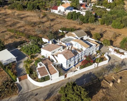 Quinta renovada com muito bom gosto com 3 quartos à alguns passos da praia