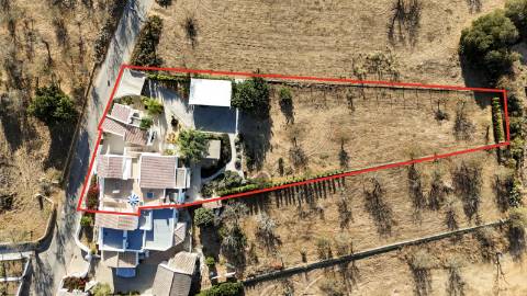 Quinta renovada com muito bom gosto com 3 quartos à alguns passos da praia