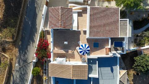 Quinta renovada com muito bom gosto com 3 quartos à alguns passos da praia