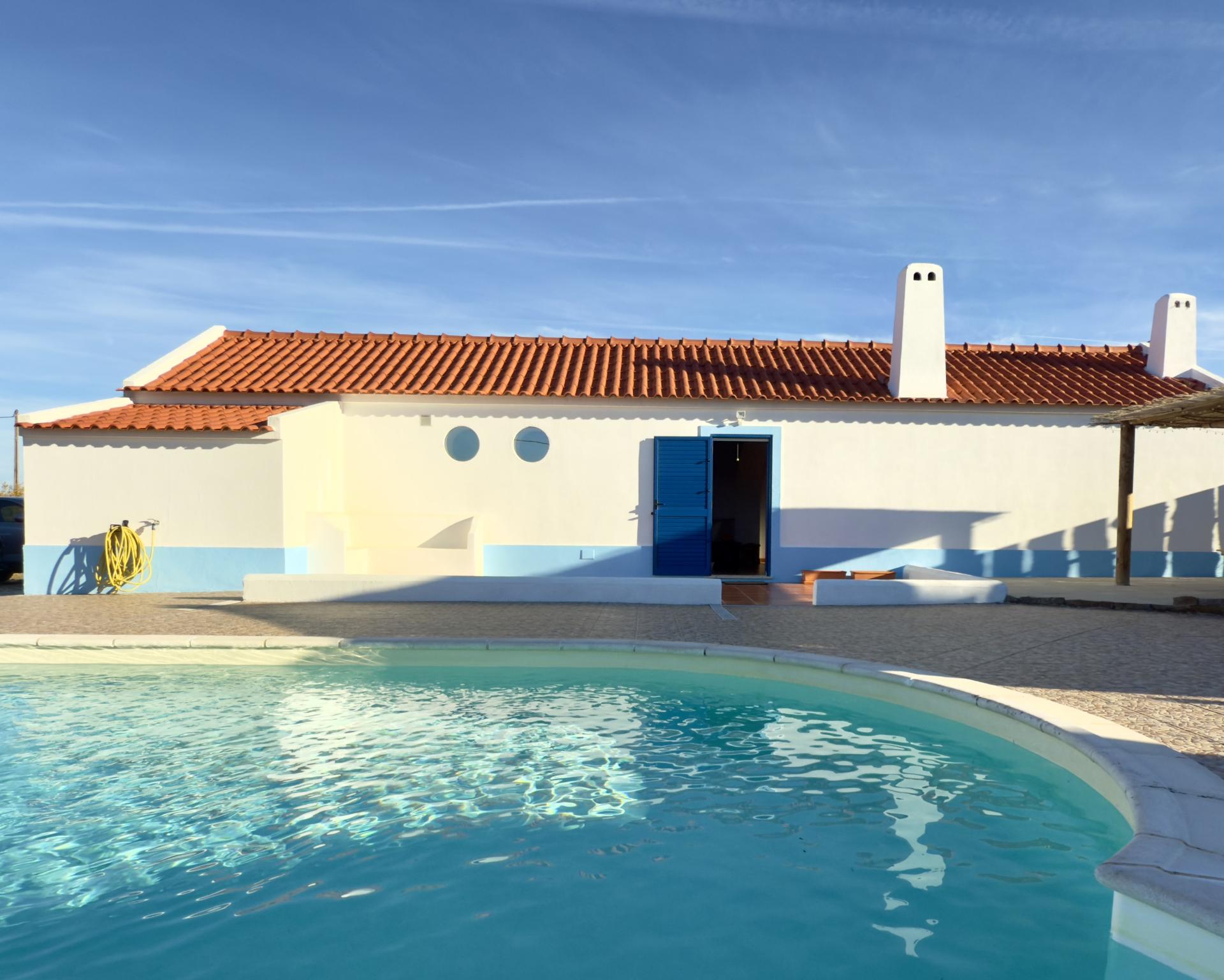 Linda casa típica do Alentejo I 2 quartos I Piscina I Terreno vedado com 3 290 m2 I São Domingos I Santiago do Cacém