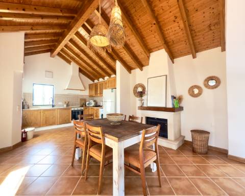 Linda casa típica do Alentejo I 2 quartos I Piscina I Terreno vedado com 3 290 m2 I São Domingos I Santiago do Cacém