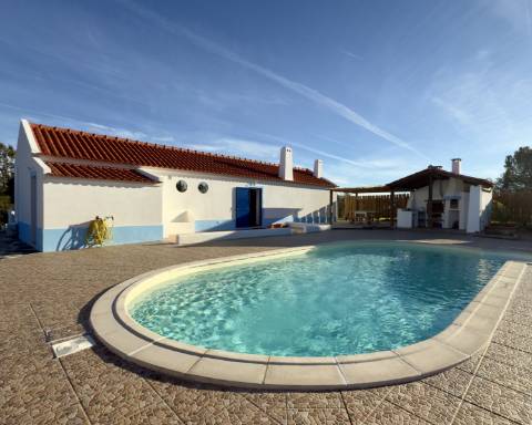 Linda casa típica do Alentejo I 2 quartos I Piscina I Terreno vedado com 3 290 m2 I São Domingos I Santiago do Cacém