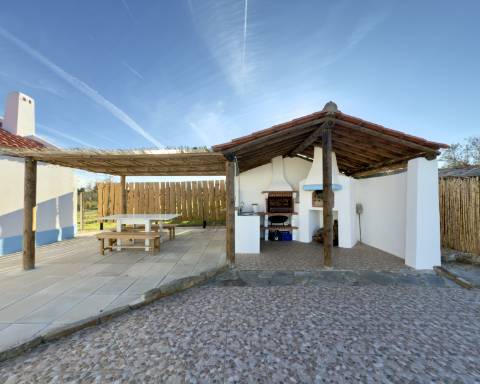 Linda casa típica do Alentejo I 2 quartos I Piscina I Terreno vedado com 3 290 m2 I São Domingos I Santiago do Cacém