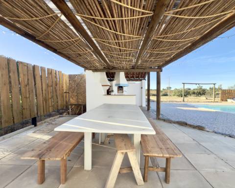 Linda casa típica do Alentejo I 2 quartos I Piscina I Terreno vedado com 3 290 m2 I São Domingos I Santiago do Cacém