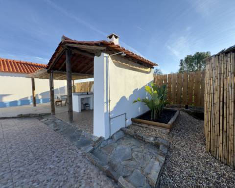 Linda casa típica do Alentejo I 2 quartos I Piscina I Terreno vedado com 3 290 m2 I São Domingos I Santiago do Cacém