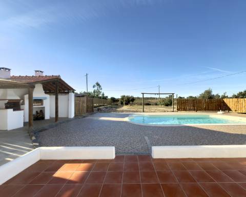Linda casa típica do Alentejo I 2 quartos I Piscina I Terreno vedado com 3 290 m2 I São Domingos I Santiago do Cacém