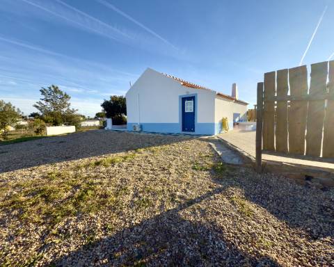 Linda casa típica do Alentejo I 2 quartos I Piscina I Terreno vedado com 3 290 m2 I São Domingos I Santiago do Cacém