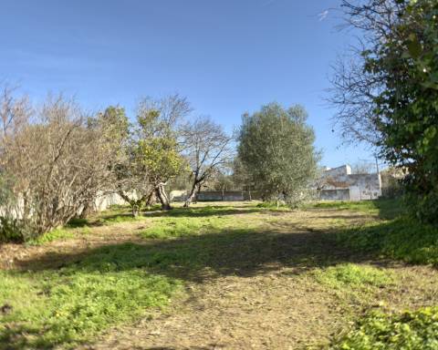 Terreno de 1180 m² com moradia contemporânea térrea de 210 m² I 6 quartos com piscina I Projeto de exceção aprovado com localização privilegiada I Aldeia de Estoi I Faro
