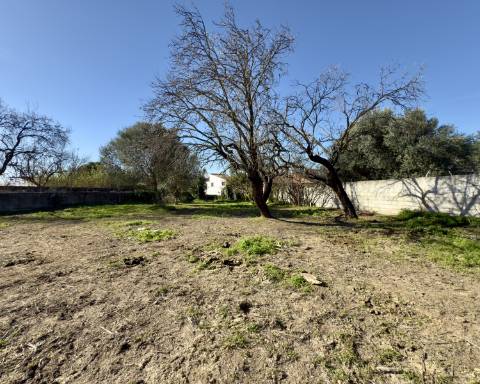 Terreno de 1180 m² com moradia contemporânea térrea de 210 m² I 6 quartos com piscina I Projeto de exceção aprovado com localização privilegiada I Aldeia de Estoi I Faro
