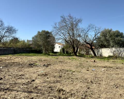 Terreno de 1180 m² com moradia contemporânea térrea de 210 m² I 6 quartos com piscina I Projeto de exceção aprovado com localização privilegiada I Aldeia de Estoi I Faro
