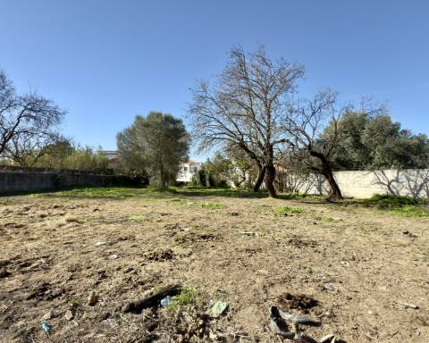 Terreno de 1180 m² com moradia contemporânea térrea de 210 m² I 6 quartos com piscina I Projeto de exceção aprovado com localização privilegiada I Aldeia de Estoi I Faro
