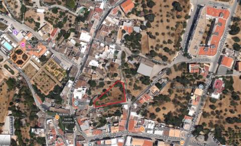 Terreno de 1180 m² com moradia contemporânea térrea de 210 m² I 6 quartos com piscina I Projeto de exceção aprovado com localização privilegiada I Aldeia de Estoi I Faro
