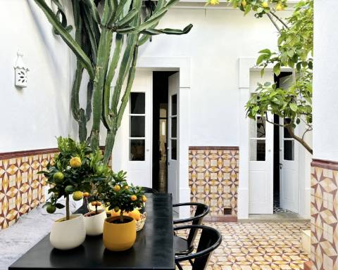 Casa geminada cheia de charme I Arquitetura tradicional I 2 quartos +1 I Pátio I Tanque I Terraços I Baixa Olhão