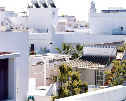 Casa geminada cheia de charme I Arquitetura tradicional I 2 quartos +1 I Pátio I Tanque I Terraços I Baixa Olhão