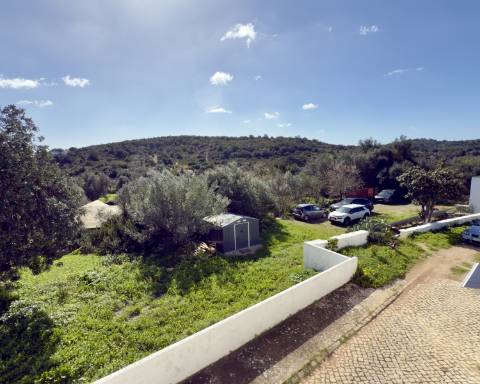 Casa tradicional renovada I 2 quartos I Terreno de 4383 m² com vistas magníficas para o campo I Perto de Loulé