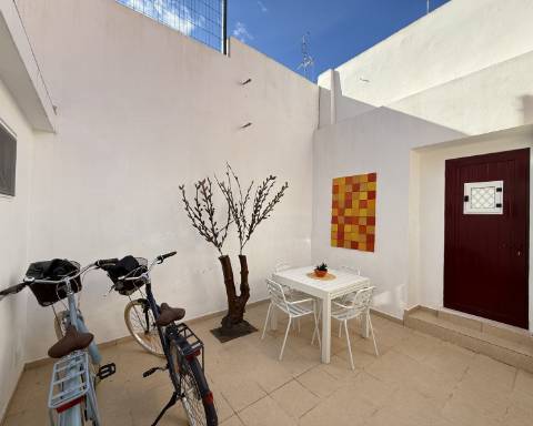 Casa geminada com charme I T2 +1 I Quintal I Centro de Vila Real de Santo António